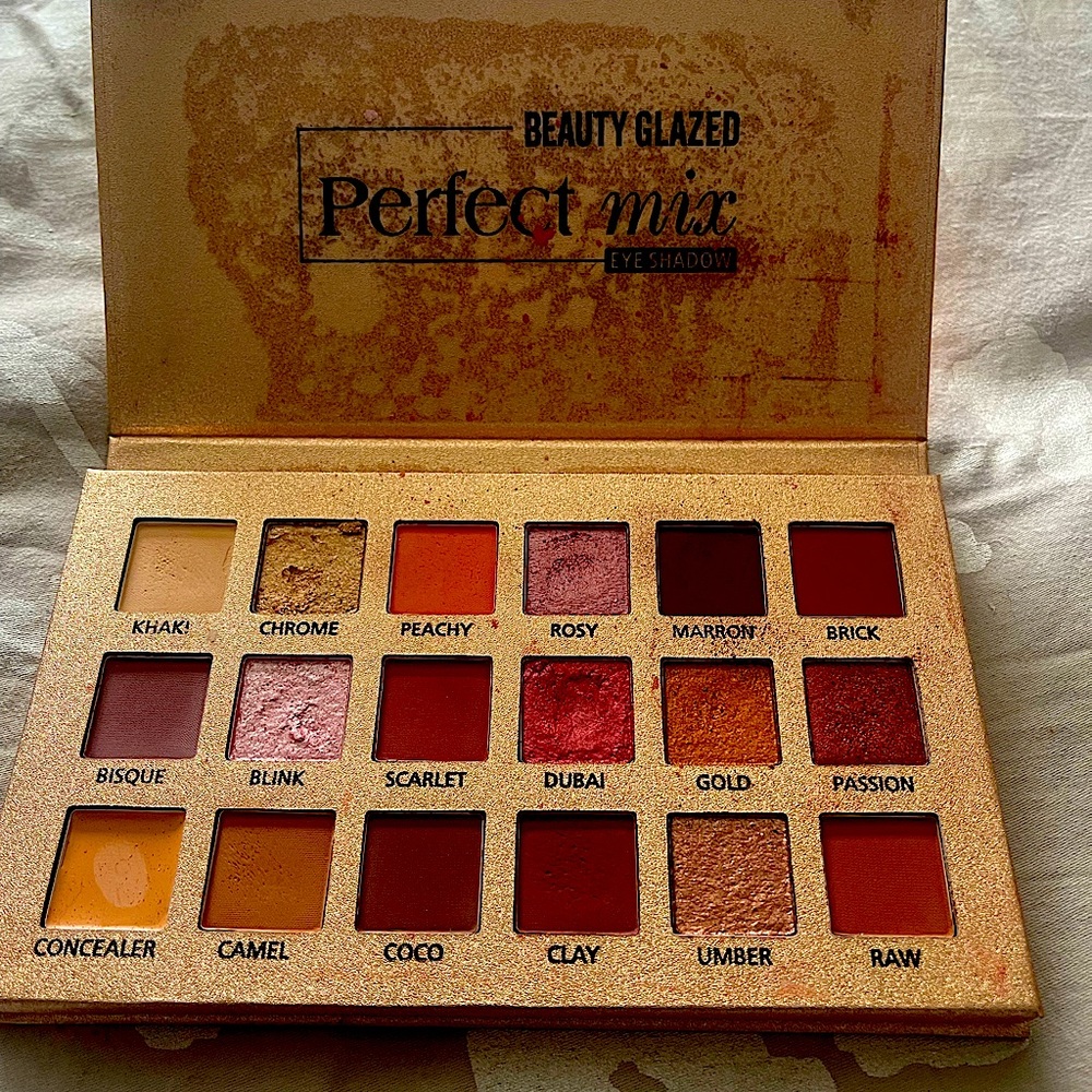 Gorgeous pallet! Beautiful colors and highly pigmented.